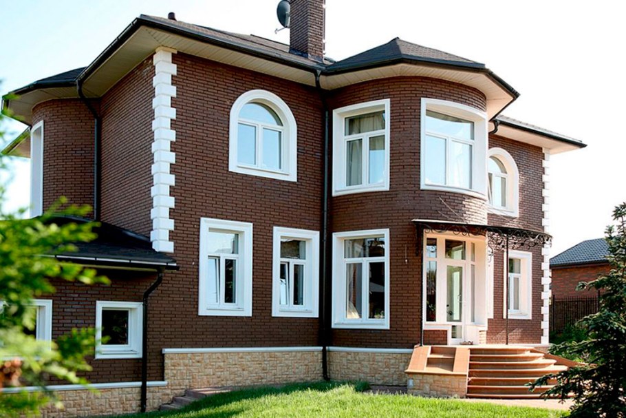 Фасады домов с эркером