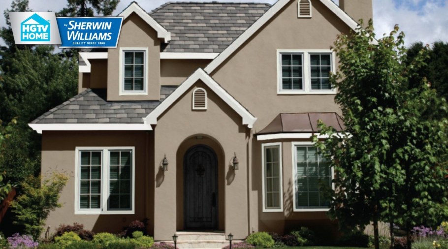 Бежевый дом с белыми окнами