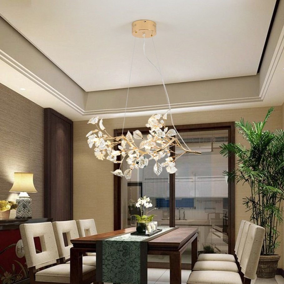 Светильники над столом в гостиной