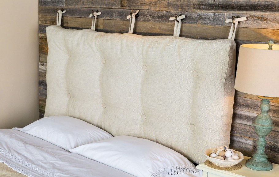 Декоративные подушки на изголовье кровати