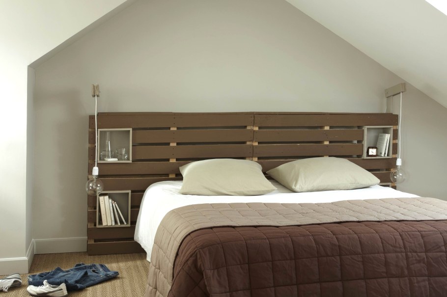 Кровать с деревянной спинкой