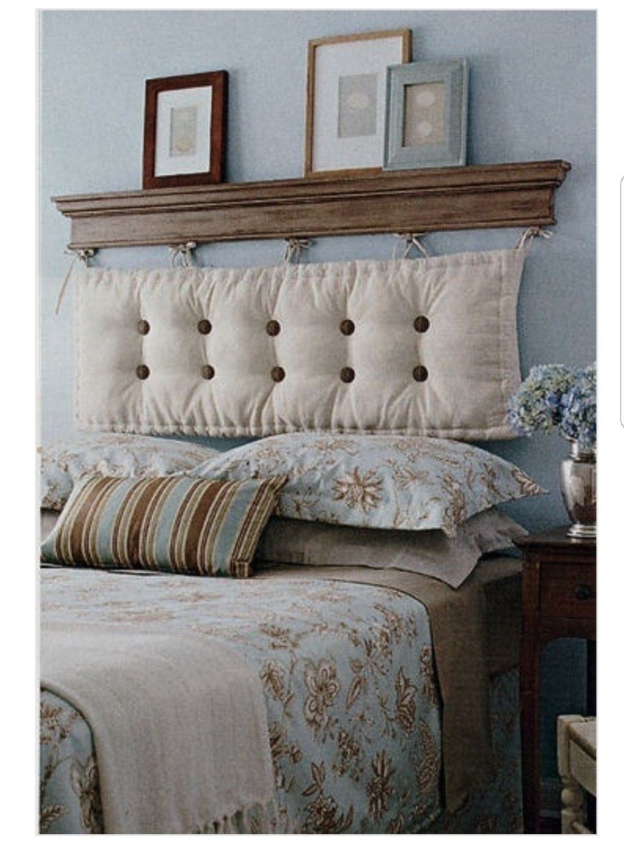 Кровать с подушками в изголовье