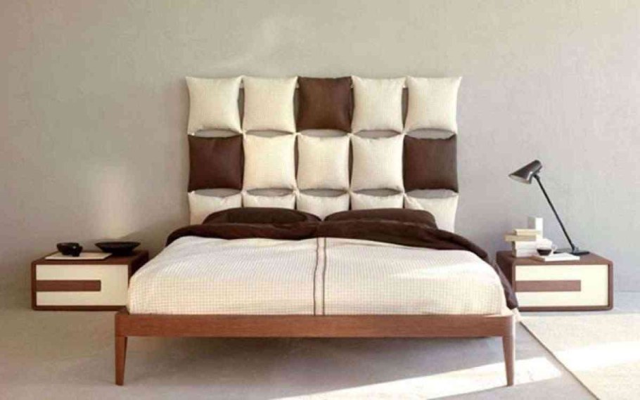 Кровать с подушками в изголовье