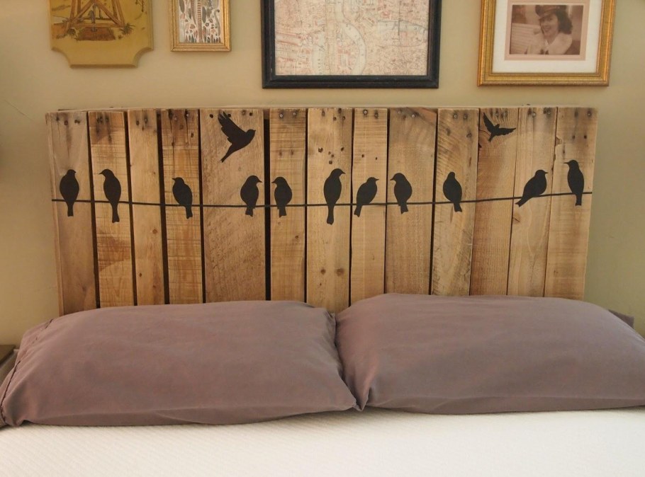 Кровать с деревянным изголовьем