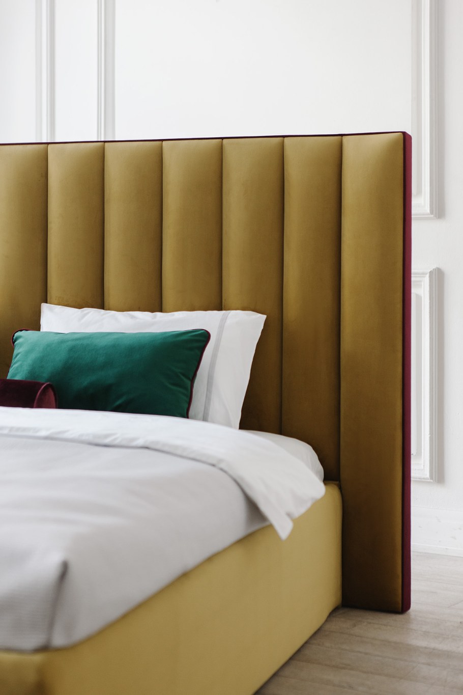 Кровать с мягкой спинкой