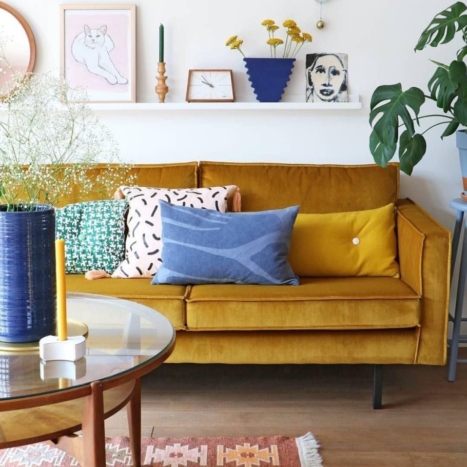 Горчичный диван в интерьере