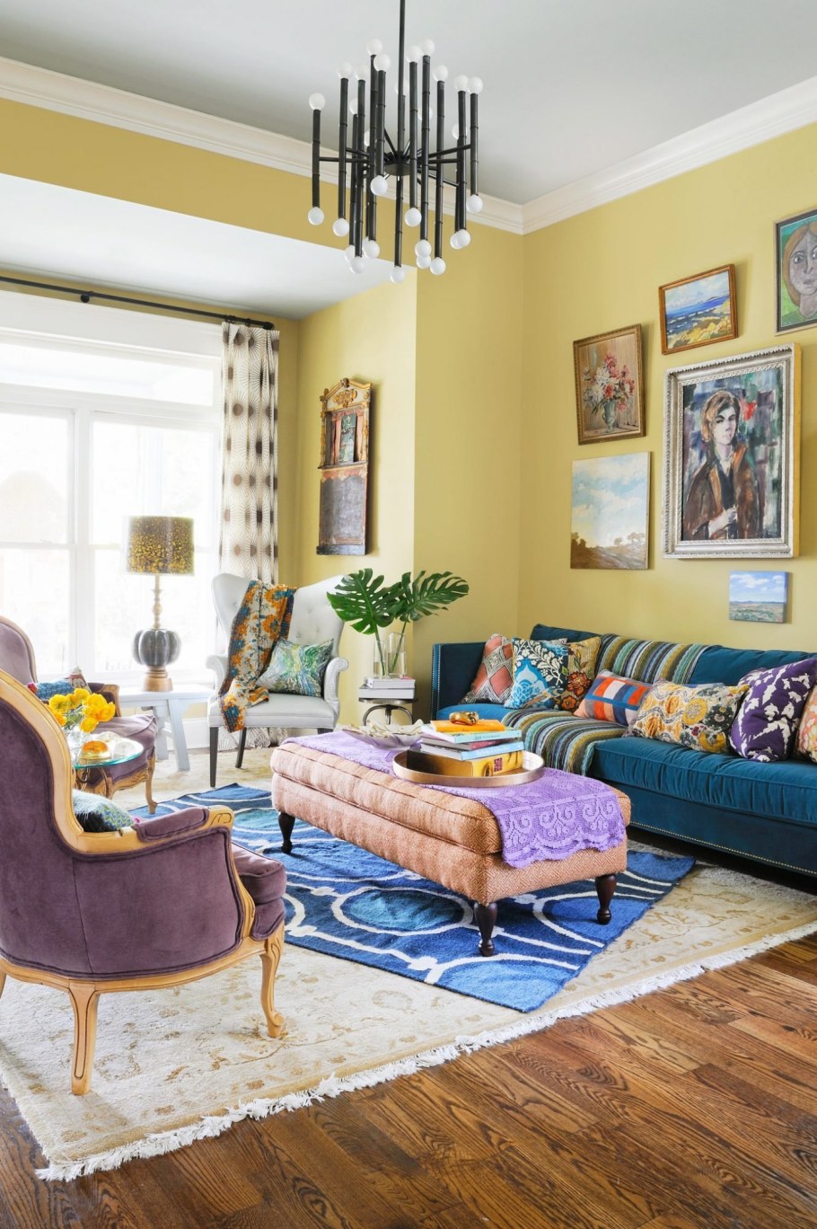 Желтые стены в интерьере гостиной