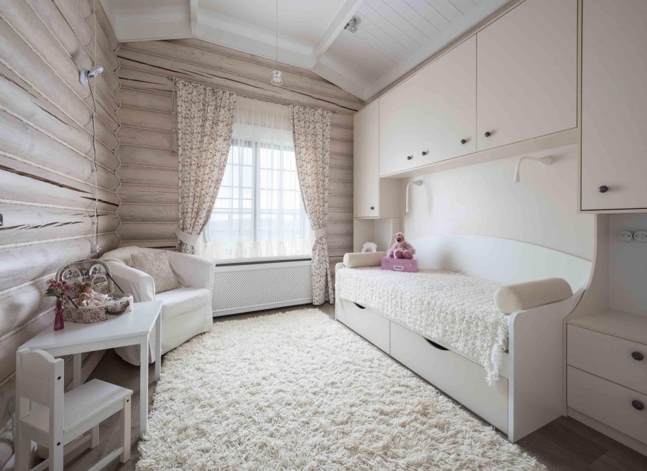 Спальня для девочки в деревянном доме