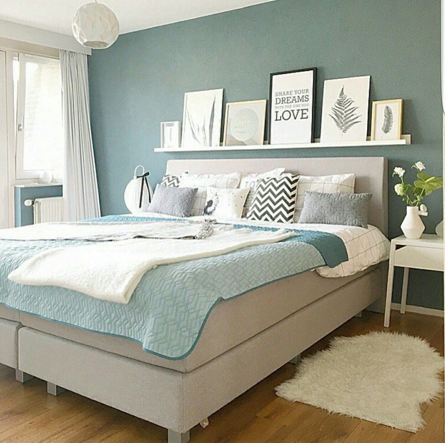 Бежево мятная спальня