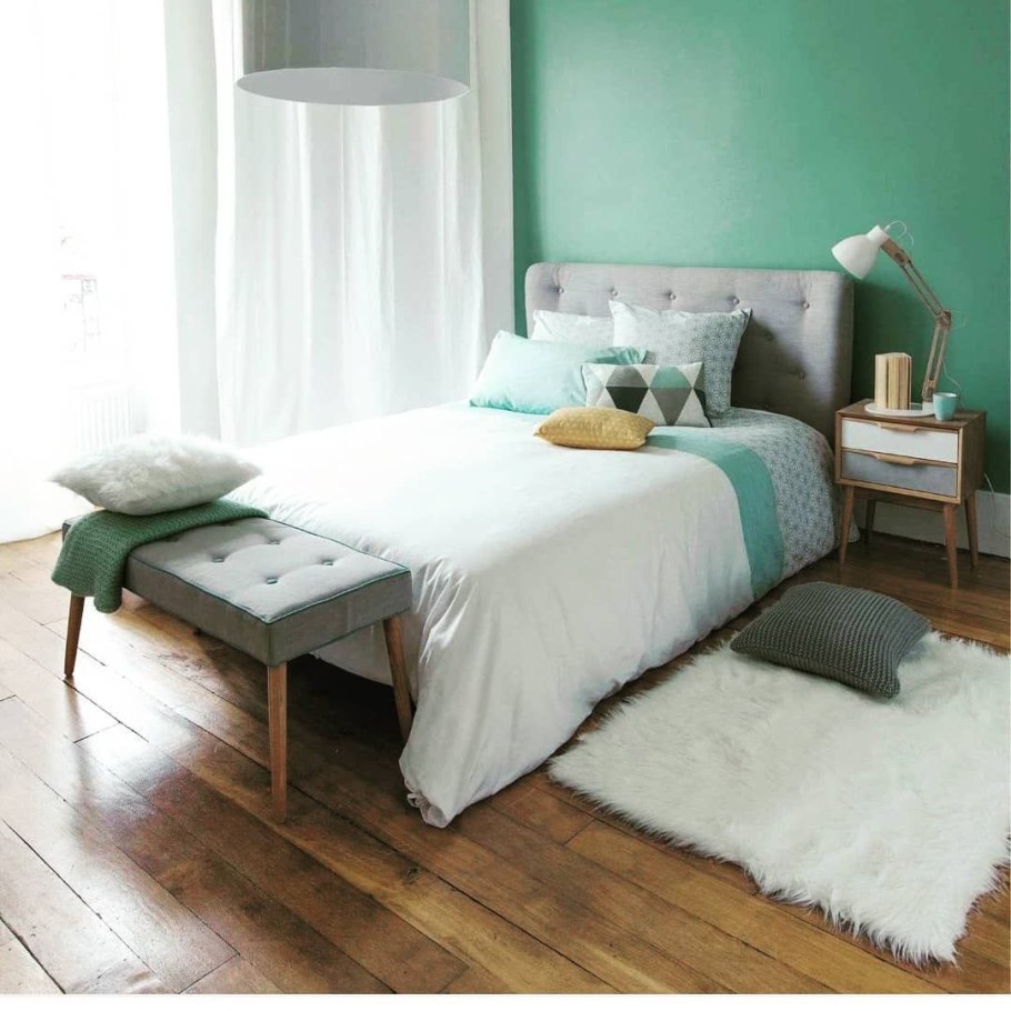 Одна стена белая другая зеленая