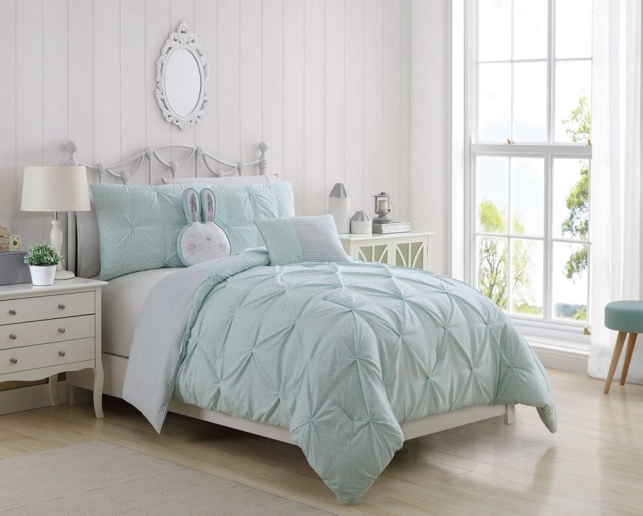 Спальня в мятных тонах