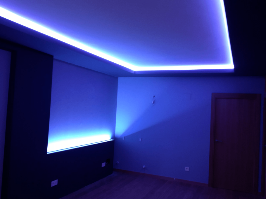 Светодиодная лента в комнате снизу