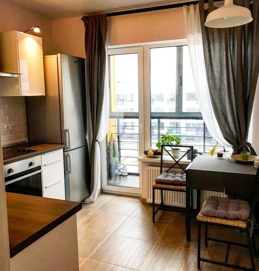 Планировка кухни с балконной дверью