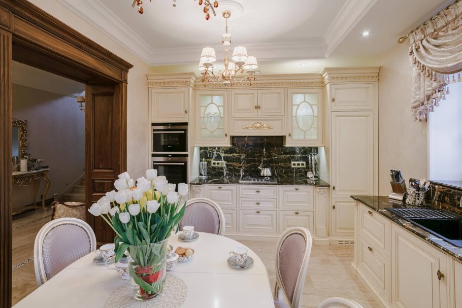 Освещение кухни в классическом стиле