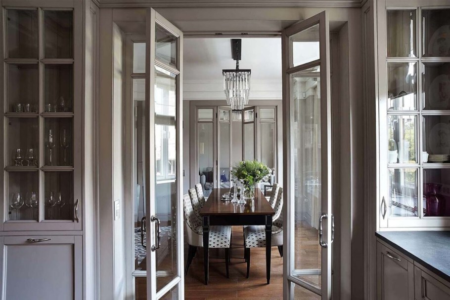 Стеклянная перегородка с дверью в классическом стиле