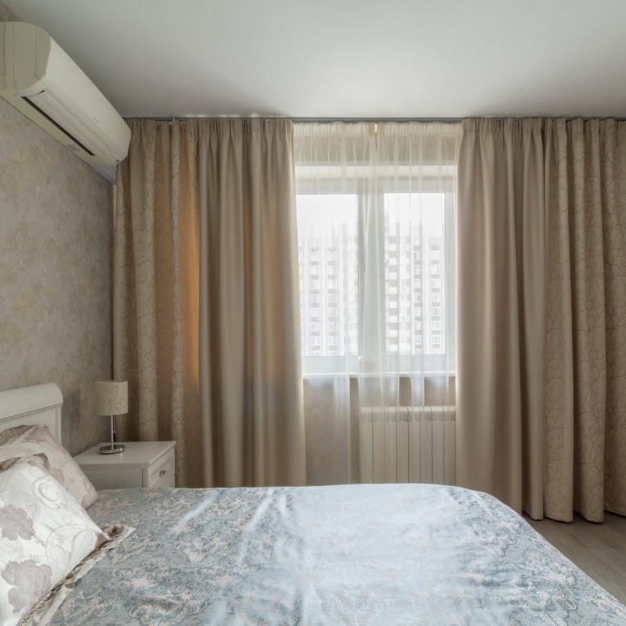 Шторы в спальню коричневые с бежевым
