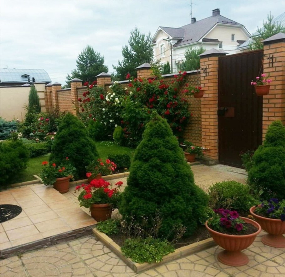 Клумба между домом и забором