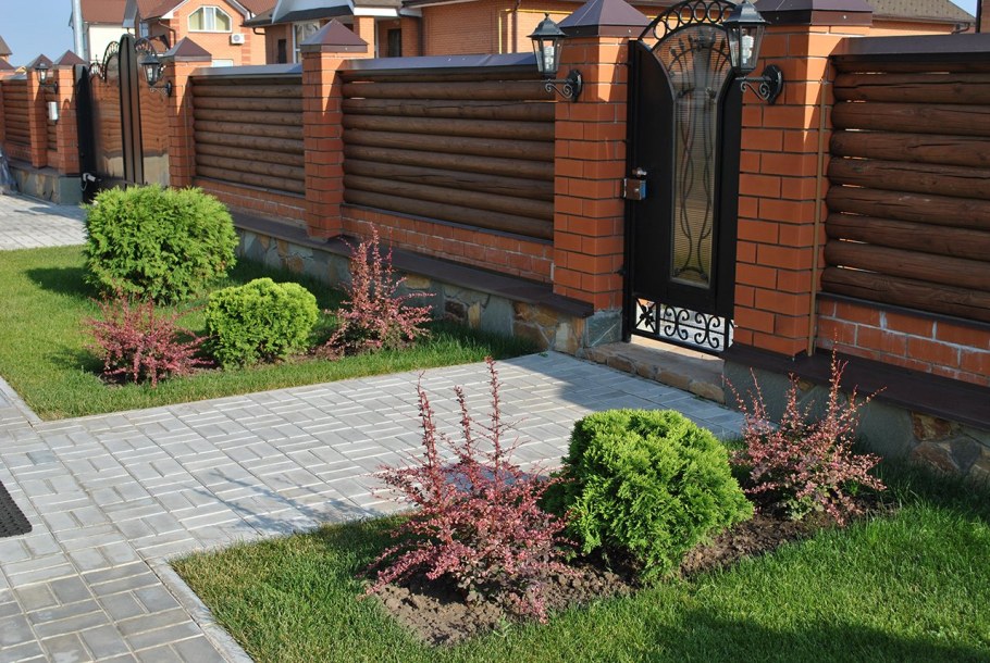 Благоустройство территории перед домом