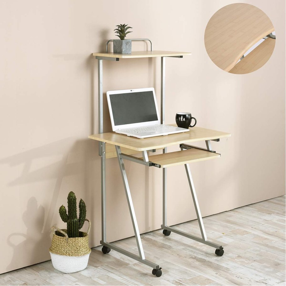 Маленький компьютерный столик