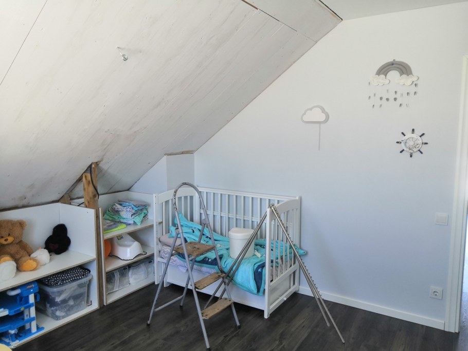 Жидкие обои со скошенным потолком вызывающие тревогу