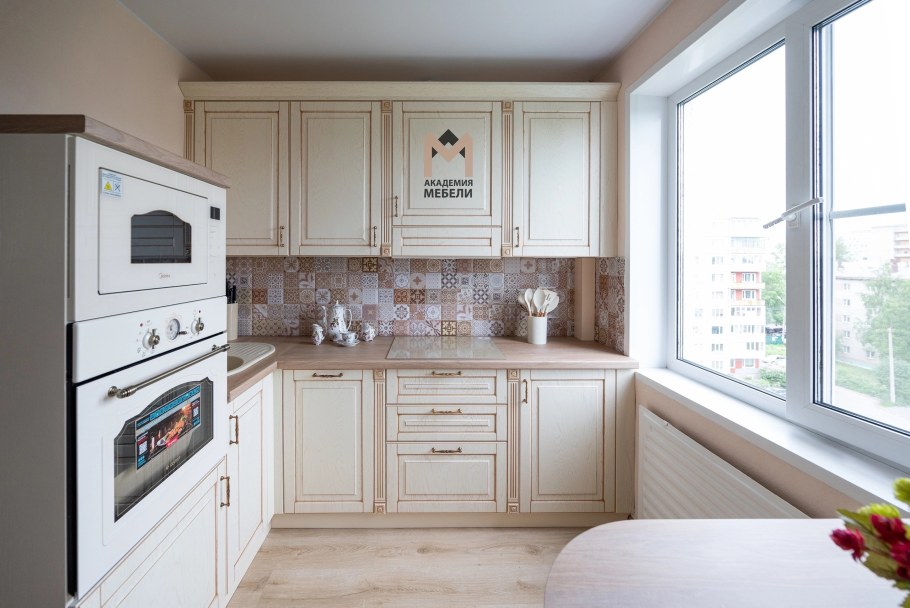 П-образная кухня с окном