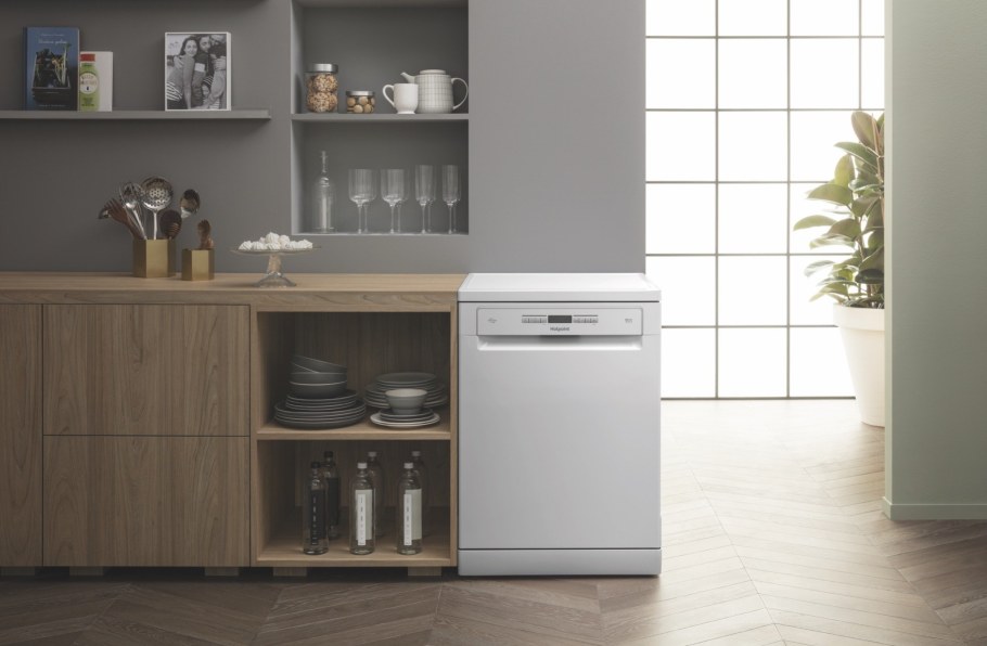 Отдельностоящая посудомоечная машина в интерьере кухни 45 см