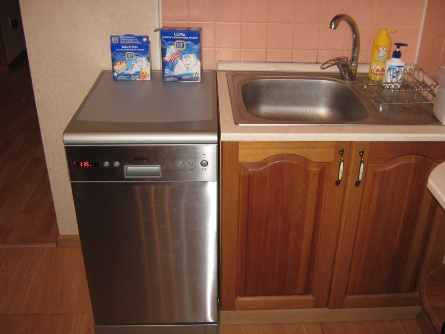 Посудомойка рядом с раковиной