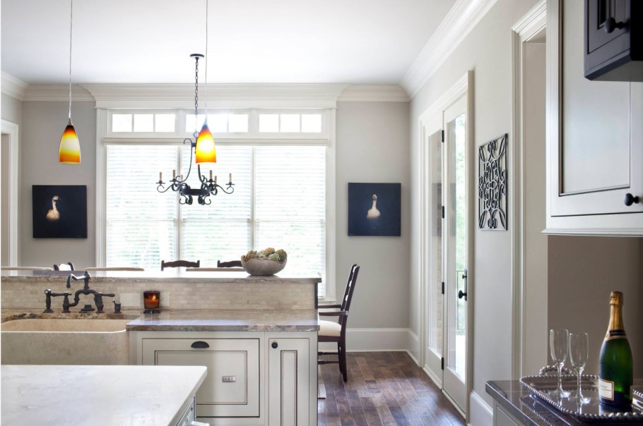 Белая кухня серые стены