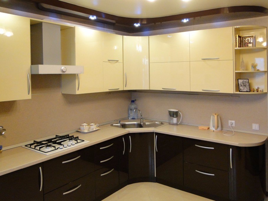 Угловые кухни в цвете ваниль