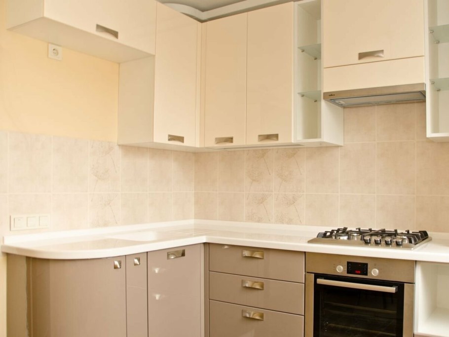 Кухня молочного цвета