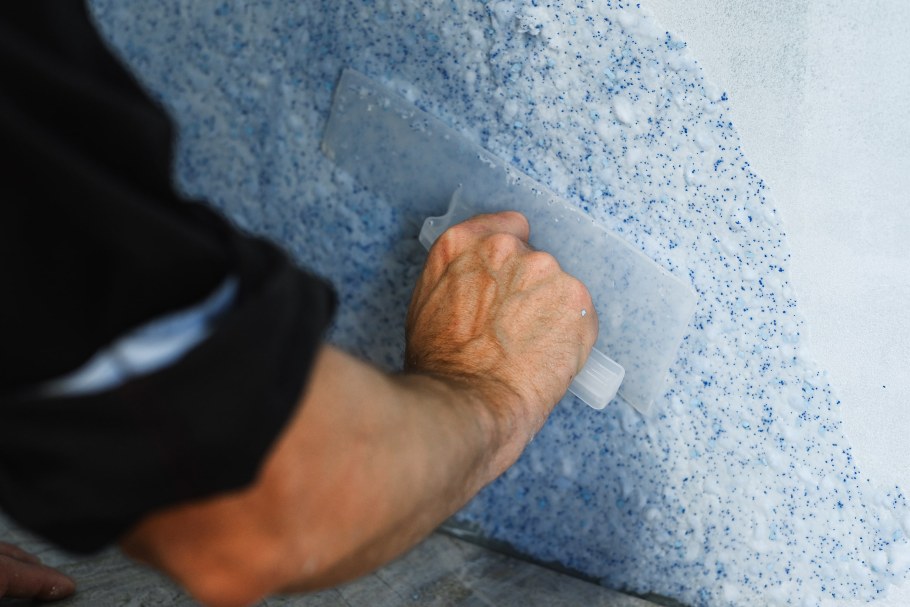 Нанесение жидких обоев на стену