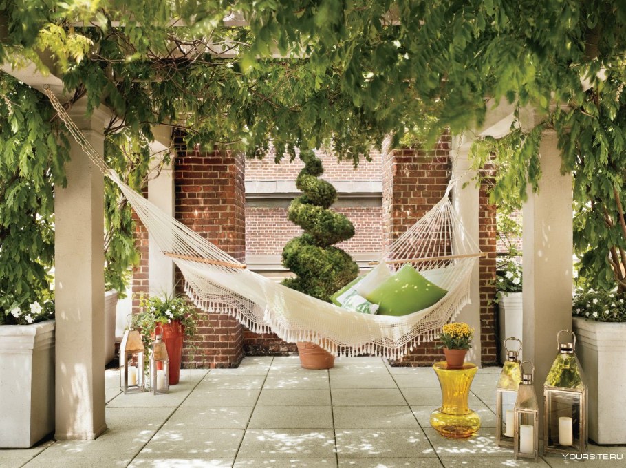 Пергола с гамаками в саду