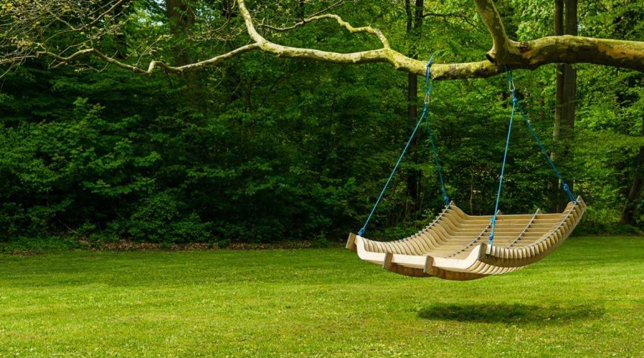 Качели на дереве