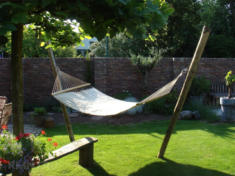 Гамак между деревьями