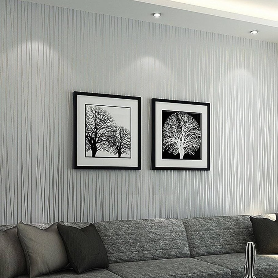 Зал с серыми обоями