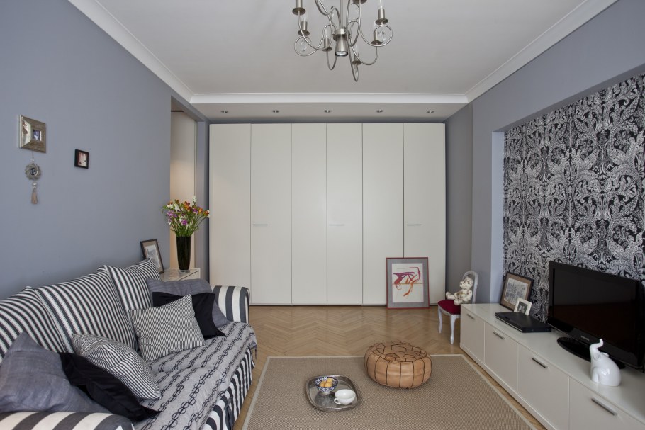 Шкаф в зале во всю стену