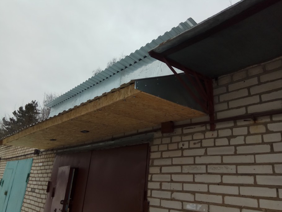 Навес над воротами гаража