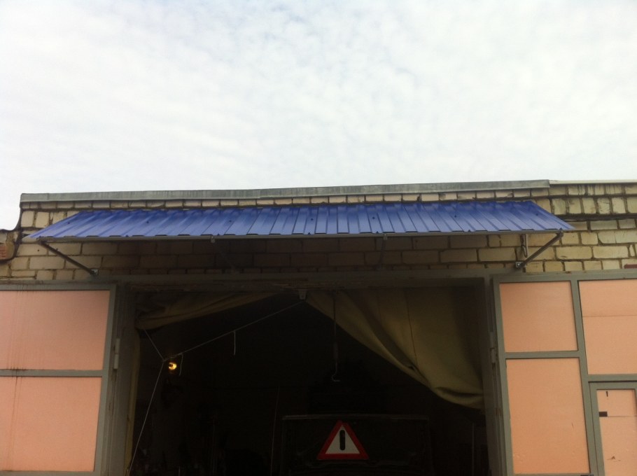 Козырек над воротами