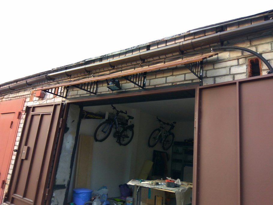 Козырек над гаражными воротами