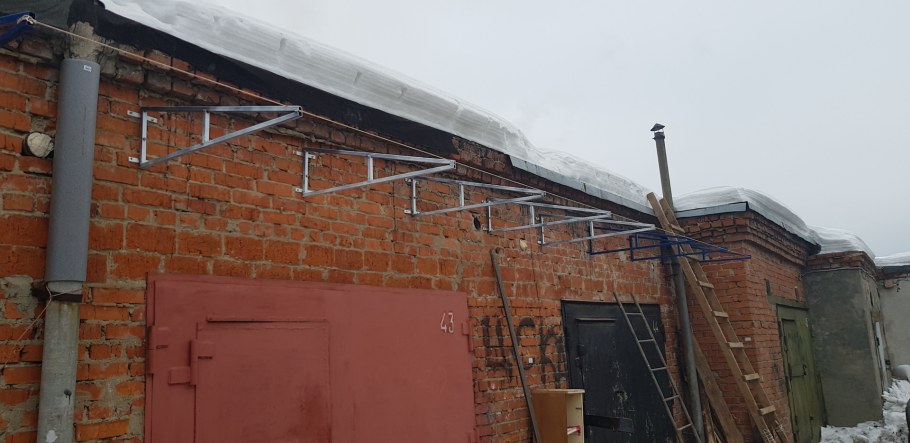 Навес над гаражными воротами