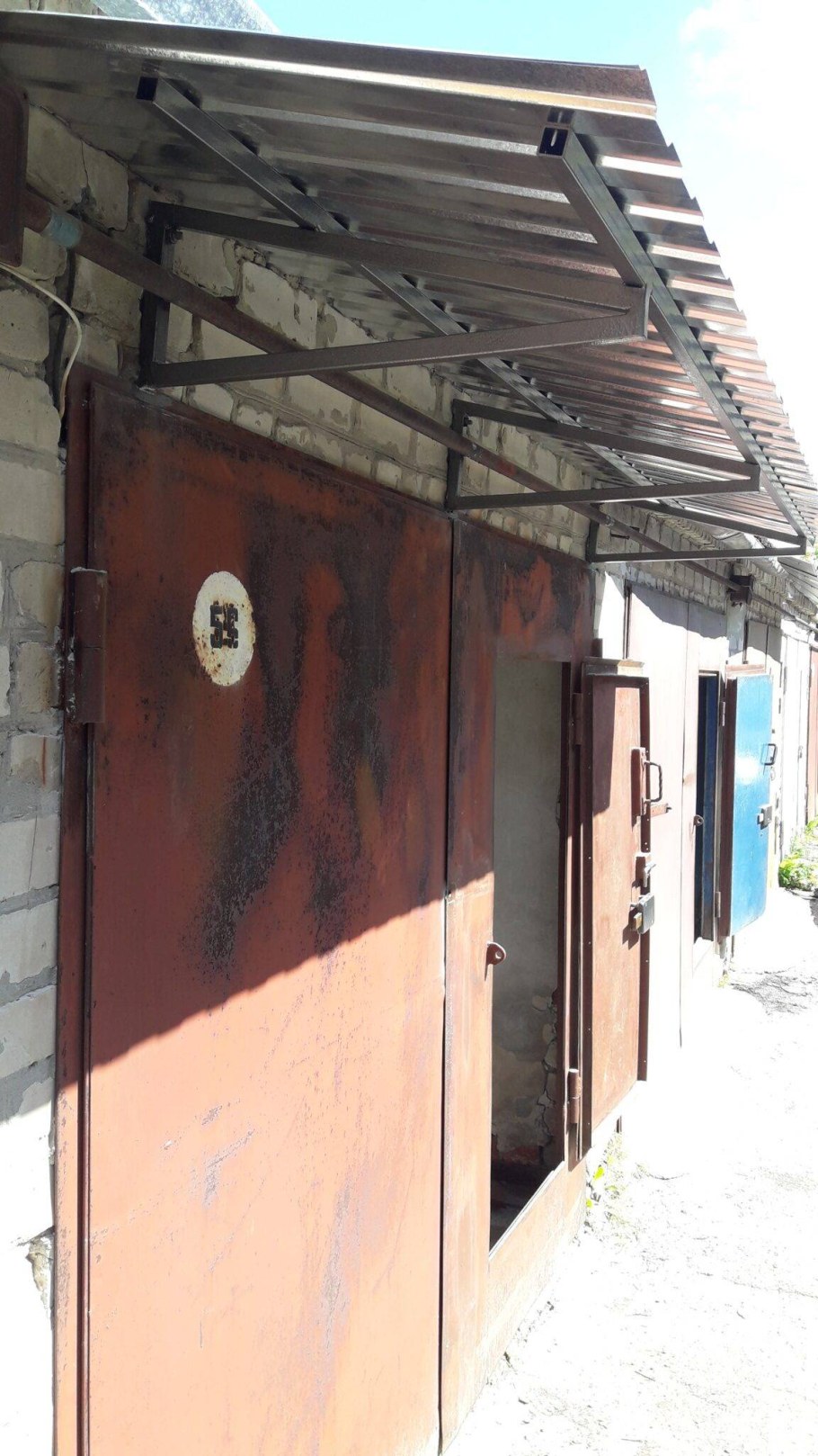 Козырек на гаражные ворота