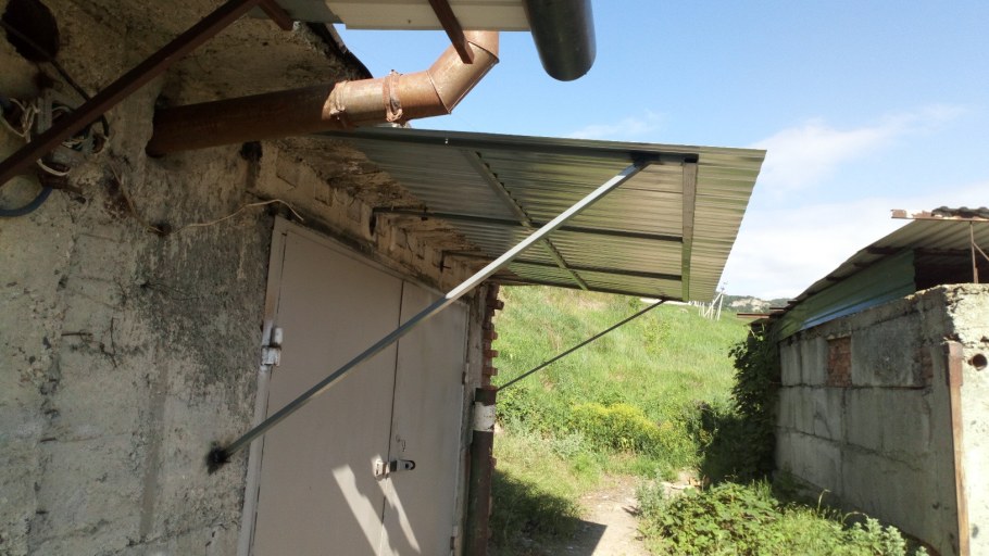 Козырек на гаражные ворота