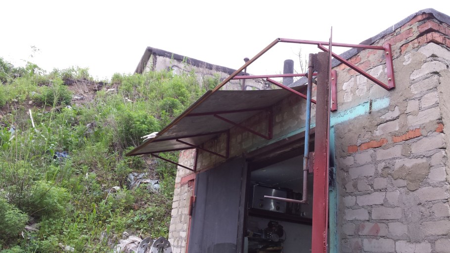 Козырек над гаражными воротами