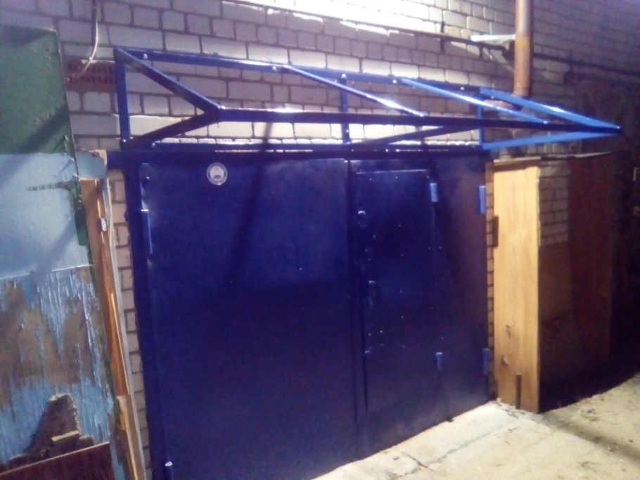 Навес на ворота гаража