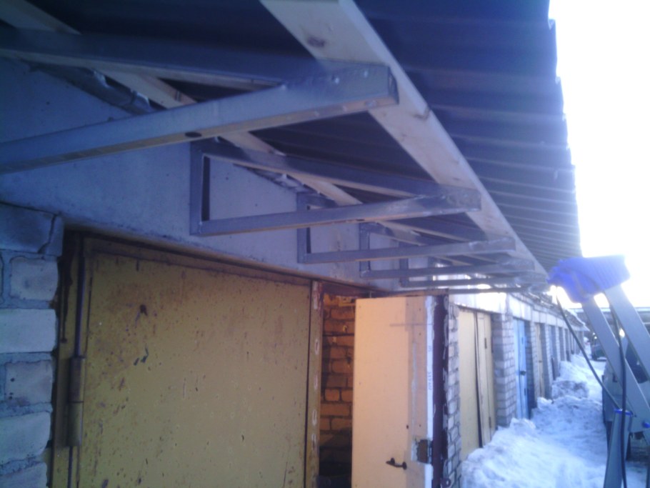 Козырёк на воротами гаража