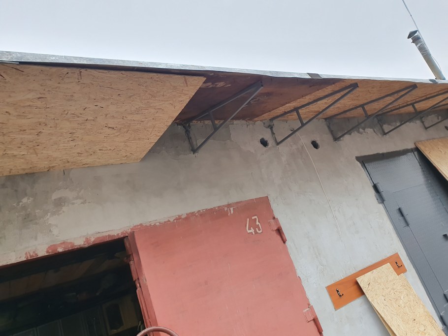 Козырек над гаражными воротами