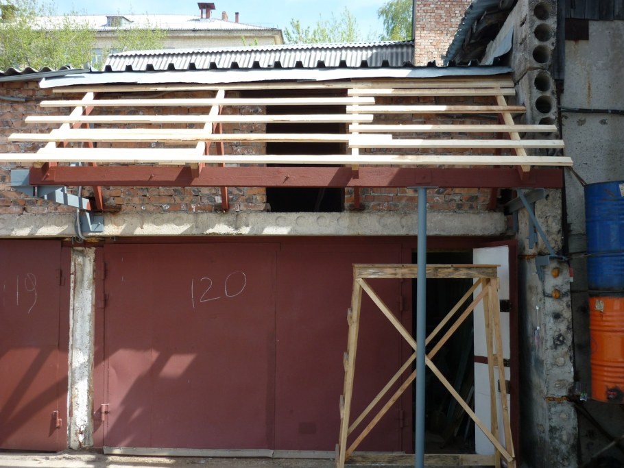 Козырек над воротами гаража