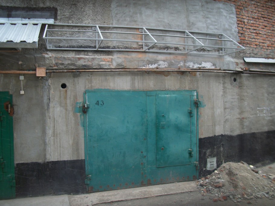 Козырек на гаражных воротах