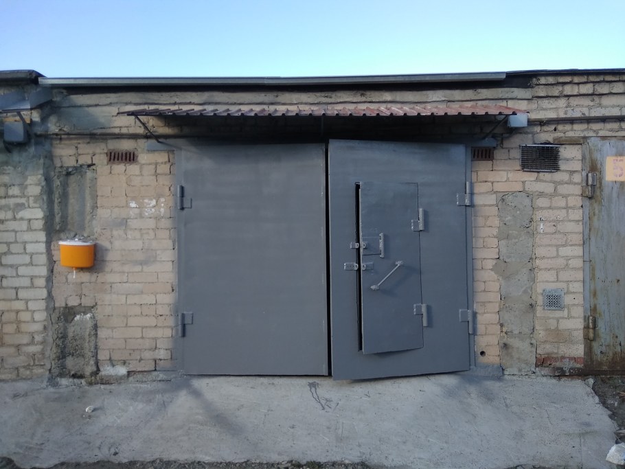 Козырек на гараж