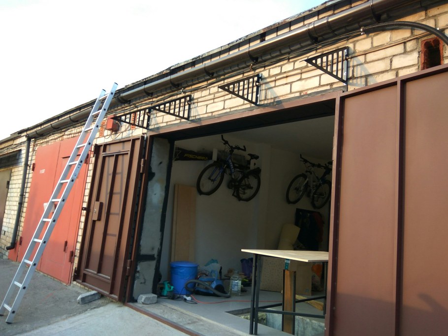 Козырек на гаражные ворота